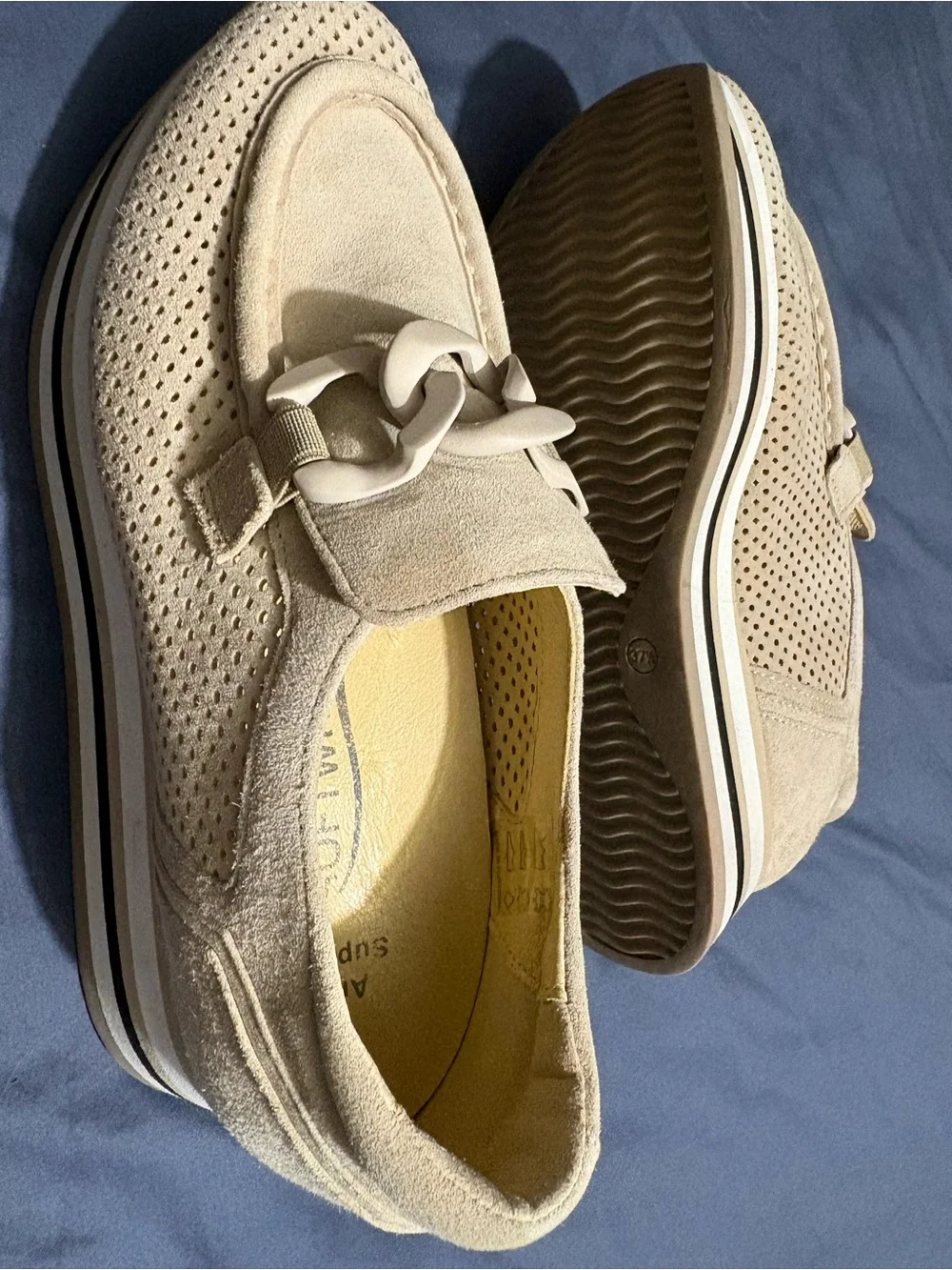 NWT SOFTWAVES Beige Suede Perforated Loafers with Chain Accent size; 7 for women